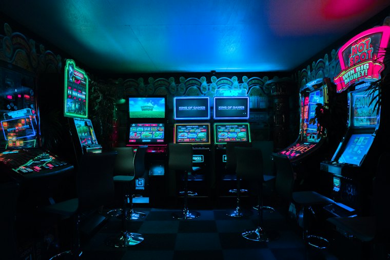 Salle gaming avec écrans