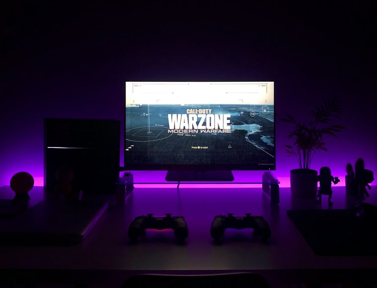 Setup gaming éclairé en violet