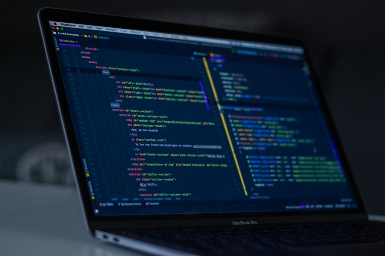 Code d'un site web sur un écran d'ordinateur portable